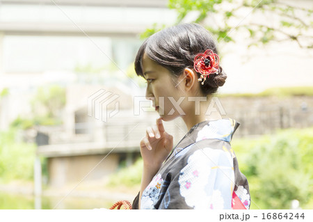 若い女性 浴衣 和服 黒髪 横顔 うつむくの写真素材