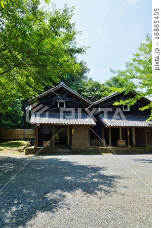 静岡県観光スポット・韮山江川邸の南米蔵（左）北米蔵（右）・縦位置 16865405