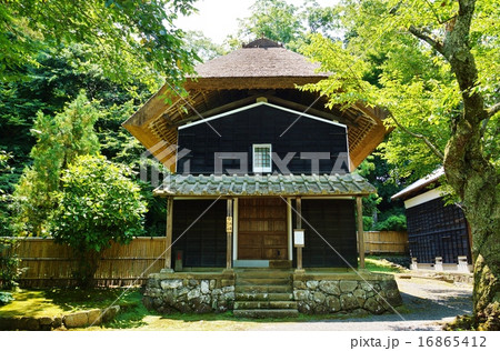 静岡県観光スポット・屋根が将棋の駒の形をしているため駒蔵とも呼ばれる江川邸の西蔵（肥料蔵）・横位置 16865412