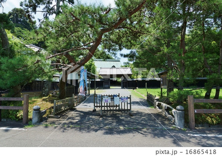 静岡県観光スポット・2015年7月韮山反射炉世界遺産登録決定直後の青い祝幟のある江川邸正面・横位置 16865418