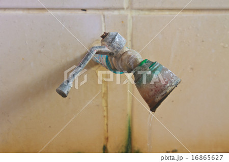 Old rusty faucet Old rusty faucet 16865627