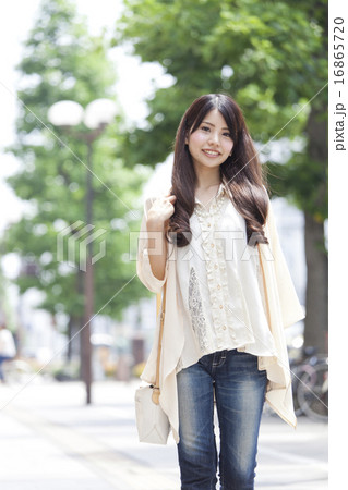 ポートレート・若い女性 16865720