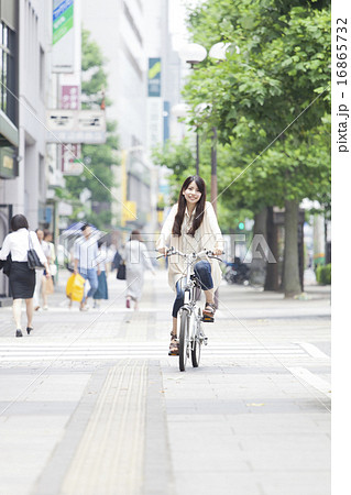 自転車に乗る若い女性 自転車に乗る若い女性 16865732