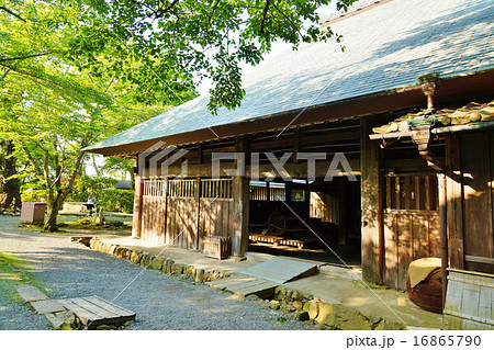 静岡県観光スポット・韮山江川邸の主屋の広い土間からの出口・横位置 16865790