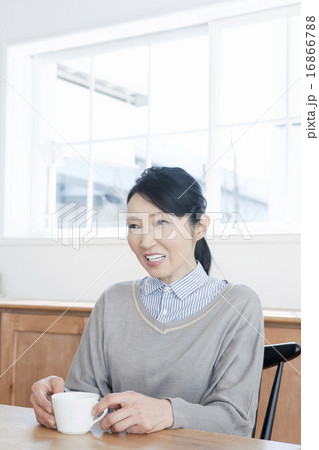 お茶してくつろぐ50代女性 お茶してくつろぐ50代女性 16866788