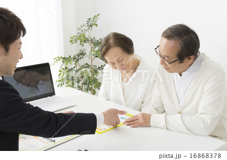 ライフプランを提供するセールスマン 16868378