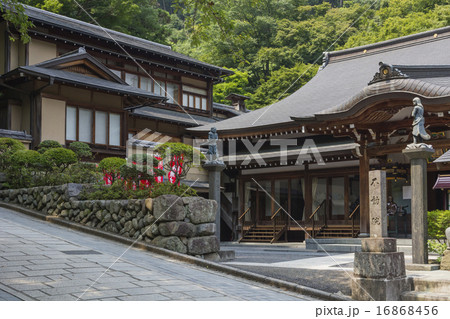 高尾山ケーブルカー清滝駅前の不動院 16868456
