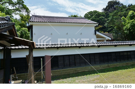 静岡県観光スポット・韮山江川邸の表門脇の長い黒板塀と漆喰壁の土蔵・横位置 16869160
