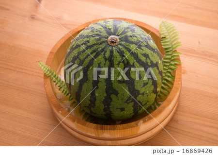 桶で冷やす西瓜 16869426