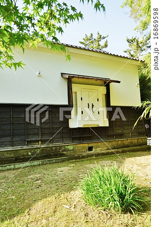 静岡県観光スポット・韮山江川邸の漆喰壁と黒板壁の土蔵・縦位置 16869598