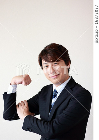 ガッツポーズ 気合い 男性 仕事 スーツ サラリーマン ビジネスマン 会社員 派遣社員 の写真素材