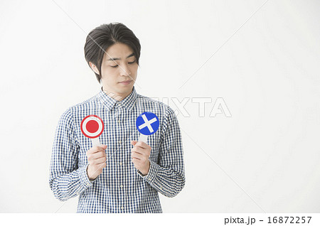 ◯×プレートを持つ男性 16872257