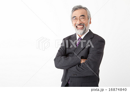 腕組みするシニアのビジネスマン 16874840