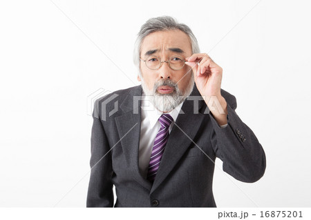 目が悪いシニアのビジネスマン 16875201