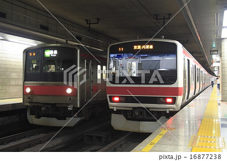 京葉線東京駅ホームに停車中の5系 9系の写真素材