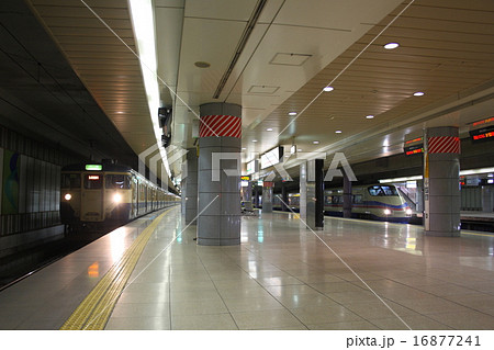 成田空港駅に停車中の113系電車 成田空港駅に停車中の113系電車 16877241