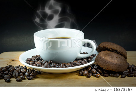 Coffee cup with beans and used ground coffee on black background Coffee cup with beans and used ground coffee on black background 16878267