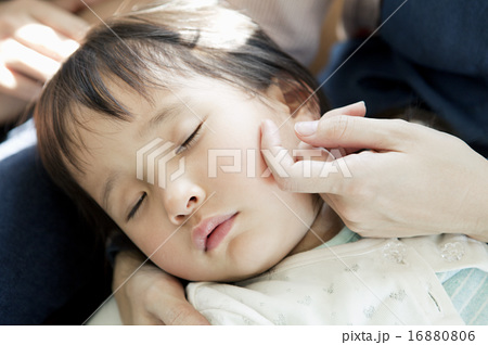 寝顔がかわいい女の子の写真素材 16880806 Pixta