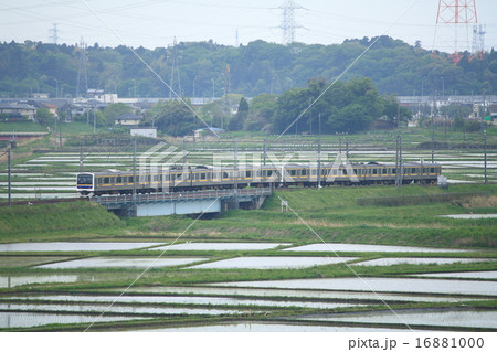 田園地帯を行く総武本線209系2000番台 16881000