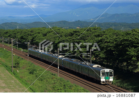 夏の一目千本桜を行く東北本線719系 16881087