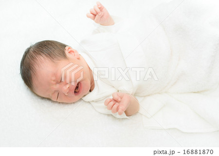 白い産着にくるまれて泣いている新生児 16881870