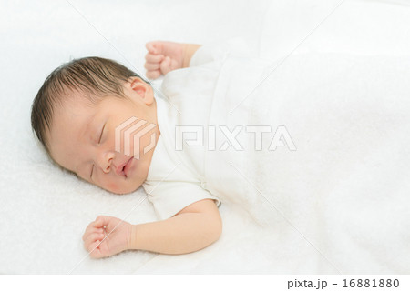 白い産着にくるまれて眠っている新生児 白い産着にくるまれて眠っている新生児 16881880