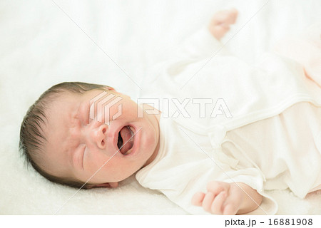 白い産着にくるまれて泣いている新生児 16881908