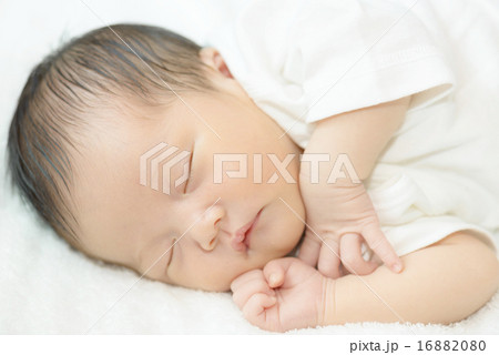 窓際でスヤスヤ眠る赤ちゃん 16882080