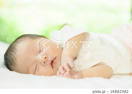 窓際でスヤスヤ眠る赤ちゃん 窓際でスヤスヤ眠る赤ちゃん 16882082