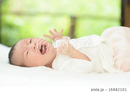 窓際で泣いている赤ちゃん 16882101