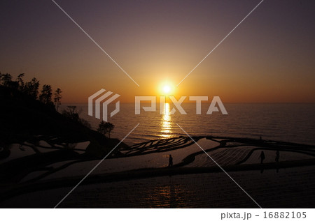 輪島　夕日の千枚田 16882105