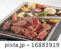 BBQ トングで肉を掴む BBQ トングで肉を掴む 16883919