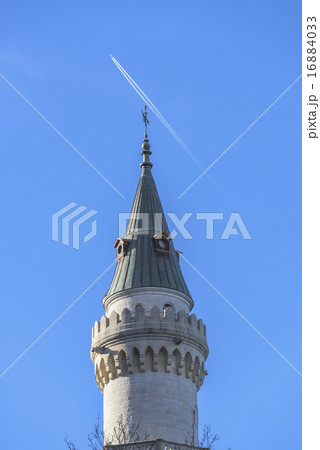 飛行機雲ある青空に聳えるノイシュヴァンシュタイン城の尖塔 飛行機雲ある青空に聳えるノイシュヴァンシュタイン城の尖塔 16884033