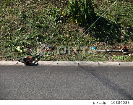 草刈り作業中の「草刈り機」 16884088