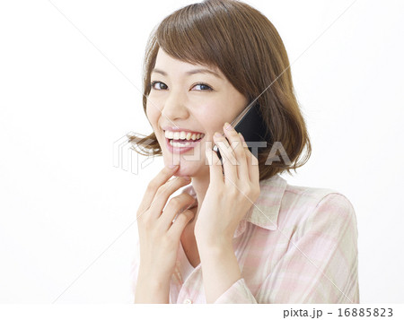 スマートフォンで話す女性 16885823