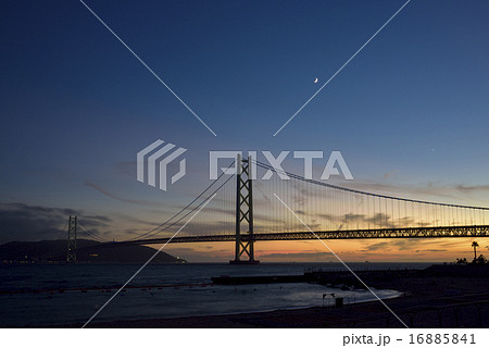 明石海峡大橋と三日月 16885841