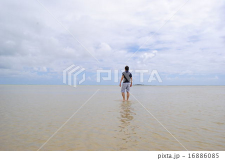 海の真ん中で佇む男の写真素材