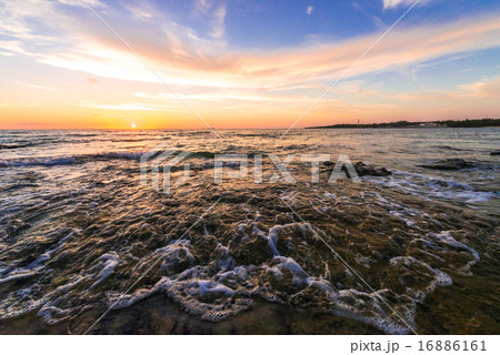 ドラマチックな夕日と美しい海岸、沖縄 16886161