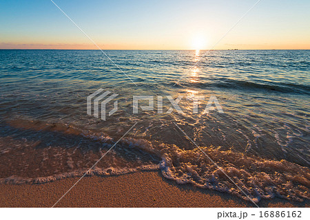 美しい夕焼けと波、沖縄 16886162