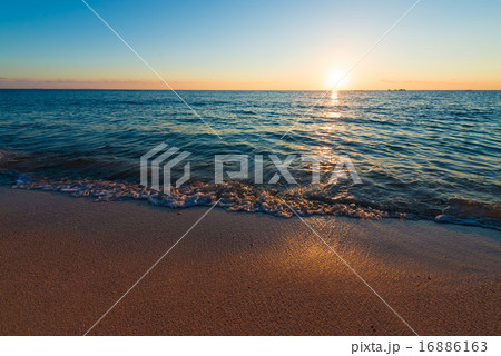 ロマンチックな夕焼けのビーチ、沖縄 16886163