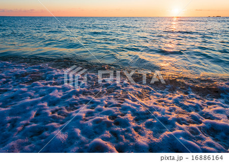 ドラマチックな夕焼けと波模様、沖縄 16886164