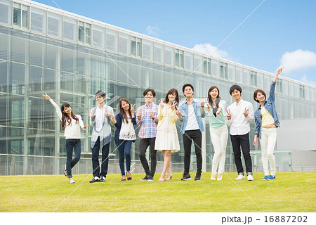 大学生の集合写真 大学生の集合写真 16887202
