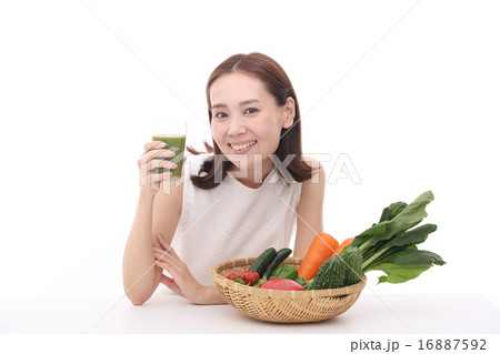 野菜ジュースと女性 野菜ジュースと女性 16887592