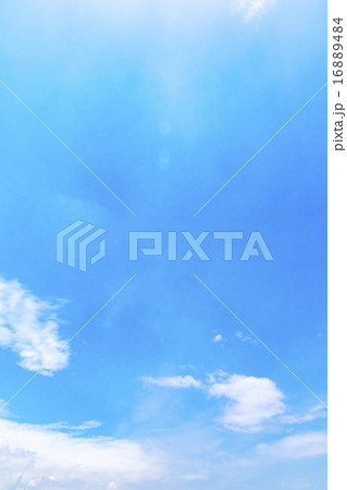 青い空　大空　空　白い雲　日光　天空　背景　バックグラウンド　合成　コピースペース　テキストスペース 16889484