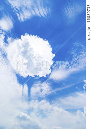 青い空と白い雲 空　コピースペース　テキストスペース　合成背景　バックグラウンド　雲　天空　積乱雲 16889738