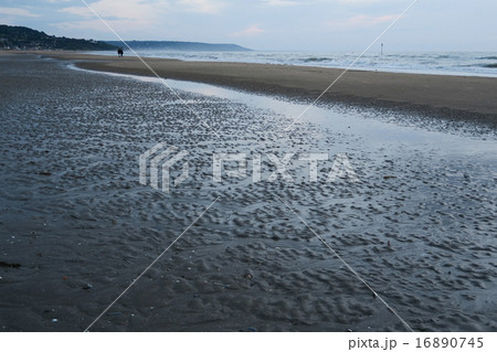 日没直後のドーヴィルの浜辺 16890745