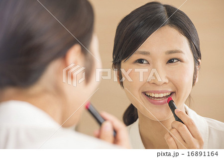 メイクする女性 16891164