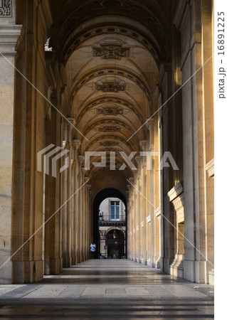 ルーブル美術館脇の門 ルーブル美術館脇の門 16891225