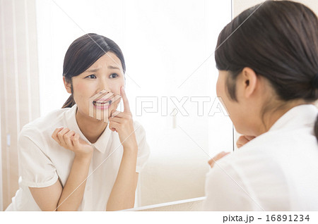 肌荒れに悩む女性 肌荒れに悩む女性 16891234