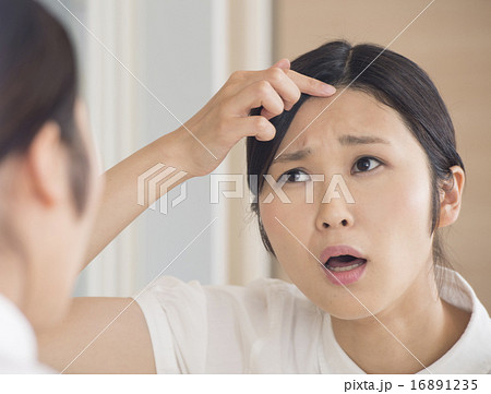 鏡を見る女性 16891235